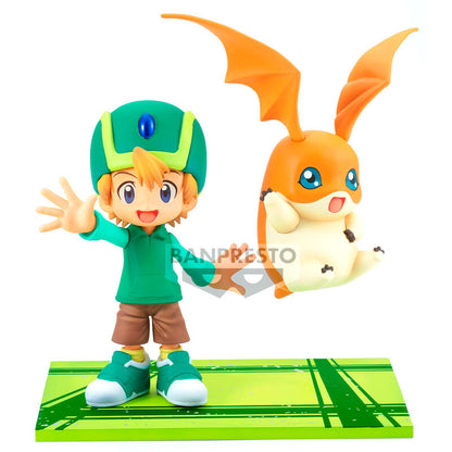 Figura de Takeru y Patamon de Digimon Adventure sobre base verde