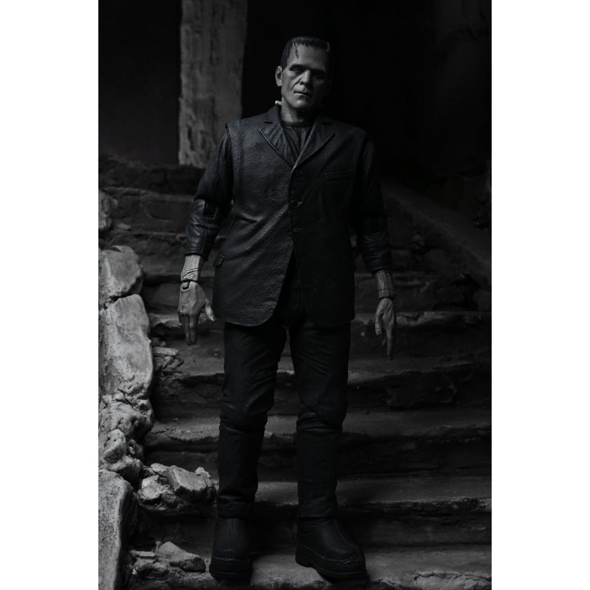 Figura NECA Frankenstein Monster en blanco y negro