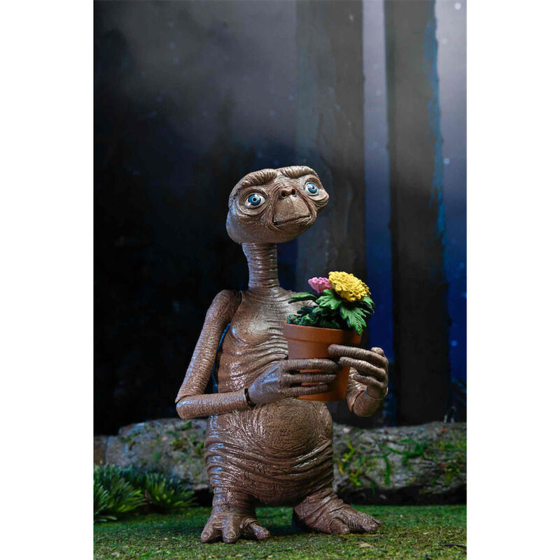 Figura NECA de E.T. sosteniendo una maceta con flores