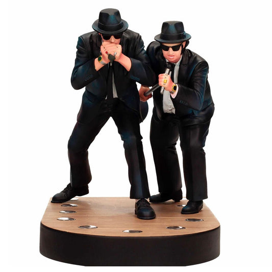 Figura de Elwood y Jake de The Blues Brothers con armónica y micrófono