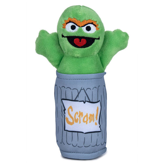 Peluche de Oscar de Barrio Sésamo dentro de su cubo de basura