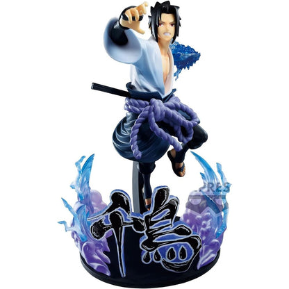 Figura de Sasuke Uchiha de Naruto Shippuden con efectos azules y violetas