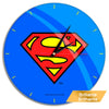Reloj de pared azul con emblema de Superman