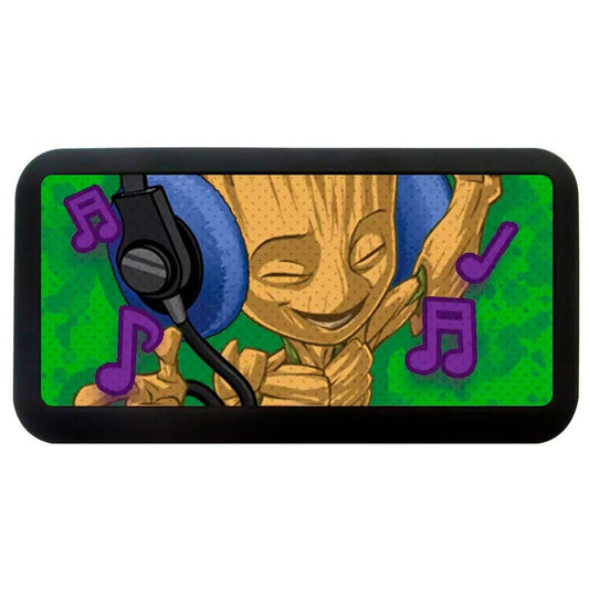 Altavoz portátil de Groot con auriculares y notas musicales