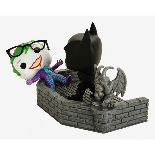 Figura Funko POP de Batman y Joker sobre una cornisa de ladrillo - 3