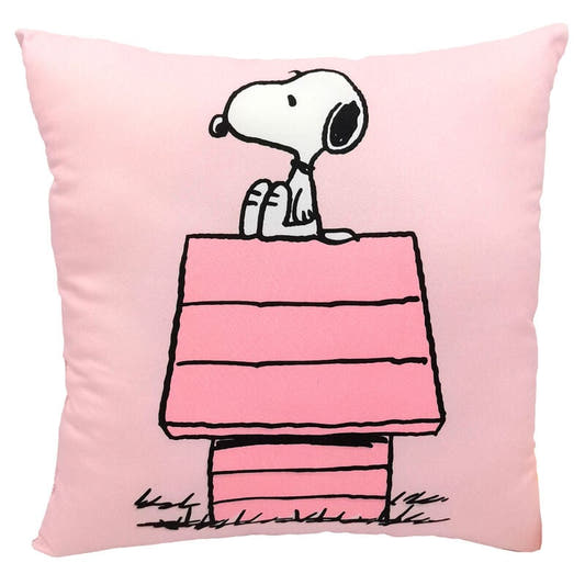 Cojín rosa de Snoopy sentado sobre su caseta
