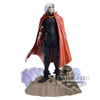 Figura Dioramatic de Tomura Shigaraki con capa roja sobre una base de diorama