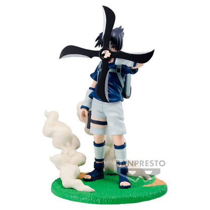 Figura de Sasuke Uchiha de Naruto Shippuden sobre una base verde con efectos de humo