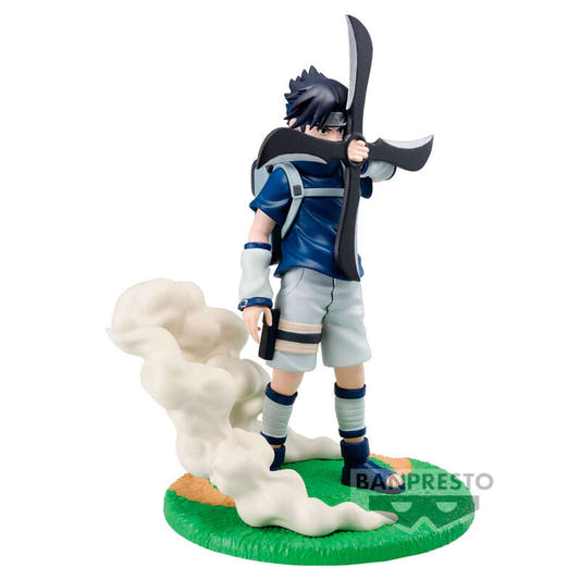 Figura de Sasuke Uchiha de Naruto Shippuden sobre una base verde con efectos de humo - 2