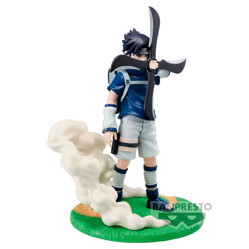 Figura de Sasuke Uchiha de Naruto Shippuden sobre una base verde con efectos de humo - 2