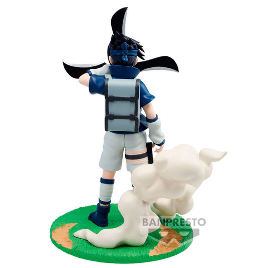 Figura de Sasuke Uchiha de Naruto Shippuden sobre una base verde con efectos de humo - 3