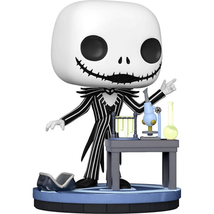 Figura Funko POP! de Jack Skellington junto a una mesa de laboratorio