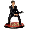 Figura de Tony Montana de Scarface con traje negro sobre base decorada