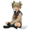 Figura de Himiko Toga de My Hero Academia sentada con uniforme escolar