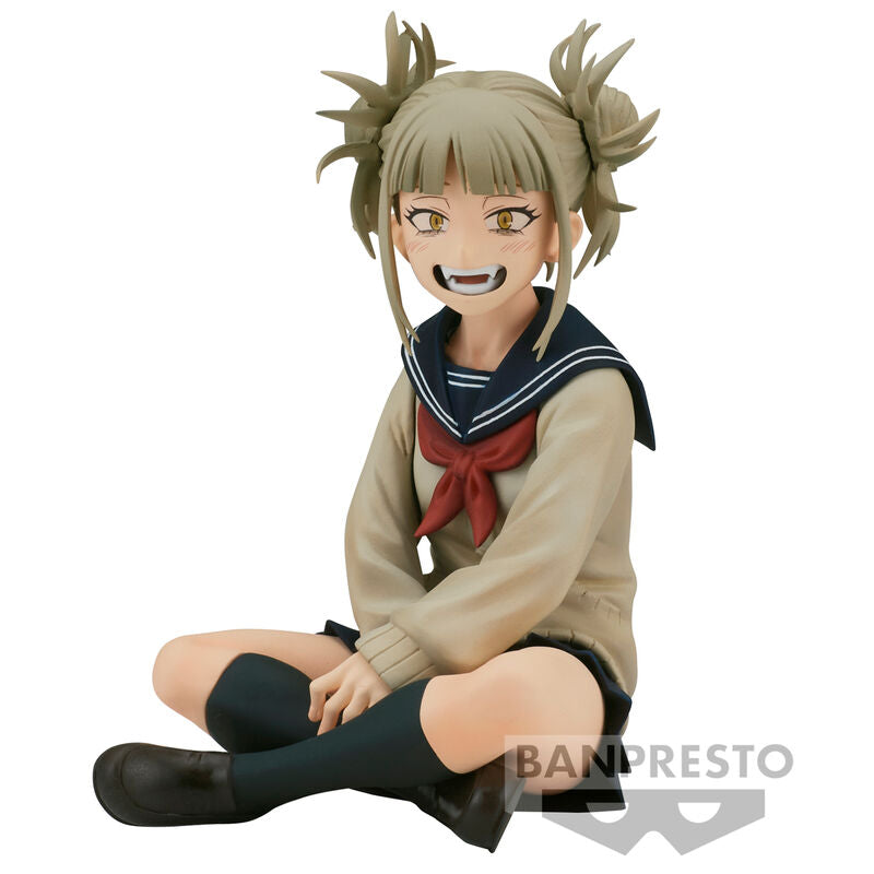 Figura de Himiko Toga de My Hero Academia sentada con uniforme escolar