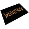 Felpudo negro con logotipo dorado de Wednesday