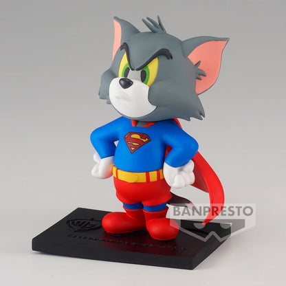 Figura de Tom de Tom y Jerry caracterizado como Superman sobre una base