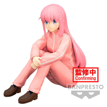 Figura Banpresto de Hitori Gotoh con chándal rosa sentada