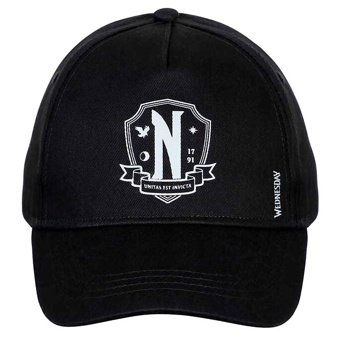 Gorra infantil negra de Miércoles Wednesday con diseño frontal blanco - 2