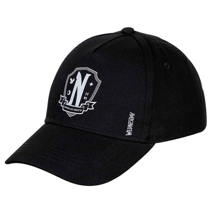 Gorra infantil negra de Miércoles Wednesday con diseño frontal blanco
