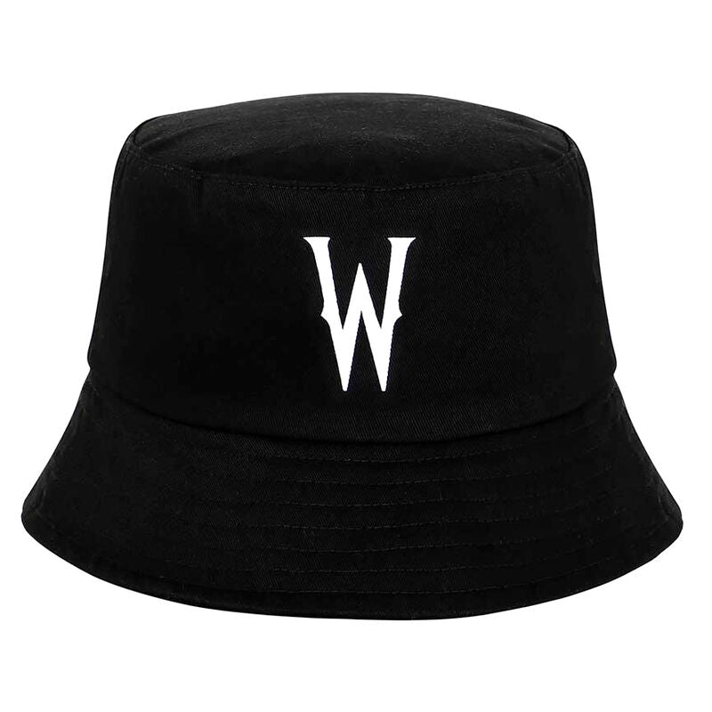 Gorro bucket infantil negro de Miércoles con letra W blanca