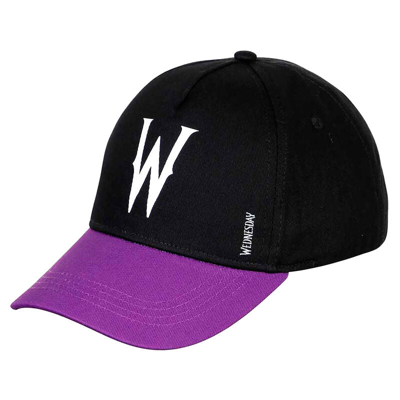 Gorra infantil Wednesday negra con visera morada y letra W blanca