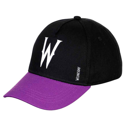 Gorra infantil Wednesday negra con visera morada y letra W blanca