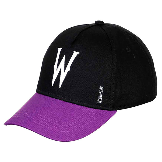 Gorra infantil Wednesday negra con visera morada y letra W blanca