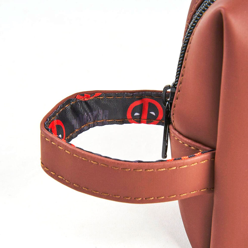 Neceser marrón de Deadpool Marvel con asa lateral - 3