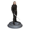 Figura de Geralt de Rivia de The Witcher con espada sobre base ornamental