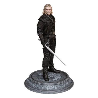 Figura de Geralt de Rivia de The Witcher con espada sobre base ornamental
