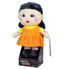 Peluche de la muñeca de El Juego del Calamar con vestido naranja y expositor