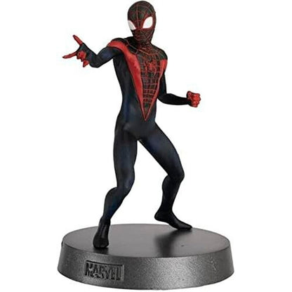 Figura de Miles Morales como Spider-Man con traje negro y rojo sobre base Marvel