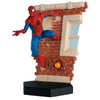 Figura de Spider-Man Marvel a escala 1:16 sobre una fachada de ladrillo