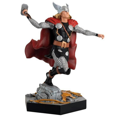 Figura de Thor Marvel con martillo, capa roja y base escénica