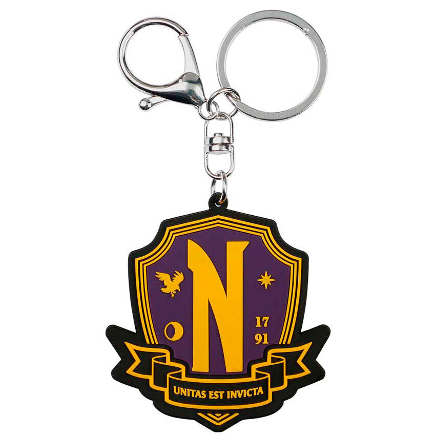 Llavero con emblema morado, dorado y negro de Miércoles