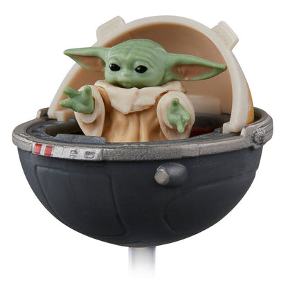 Figura articulada de Grogu en una cápsula de Star Wars