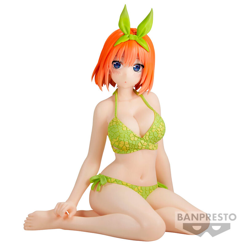 Figura de Yotsuba Nakano sentada con conjunto verde
