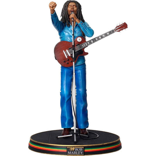 Figura de Bob Marley con guitarra y micrófono sobre base decorada