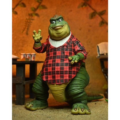 Figura articulada NECA de Earl Sinclair con camisa de cuadros rojos y negros