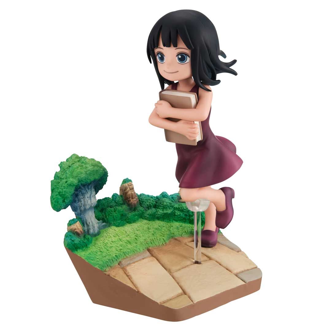 Figura de Nico Robin de One Piece con un libro sobre una base de camino y vegetación