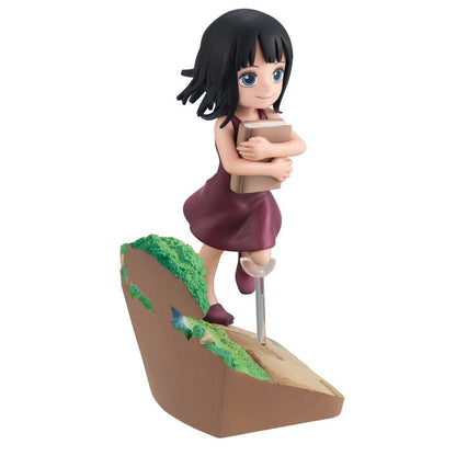 Figura de Nico Robin de One Piece con un libro sobre una base de camino y vegetación - 3