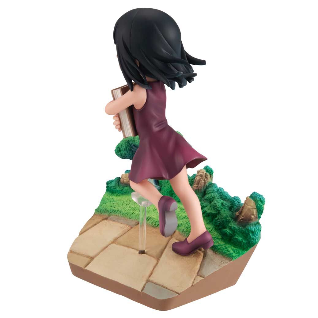 Figura de Nico Robin de One Piece con un libro sobre una base de camino y vegetación - 4