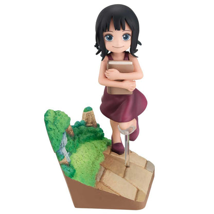 Figura de Nico Robin de One Piece con un libro sobre una base de camino y vegetación - 5