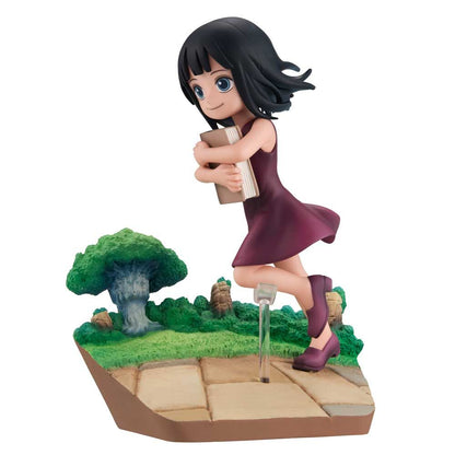 Figura de Nico Robin de One Piece con un libro sobre una base de camino y vegetación - 2