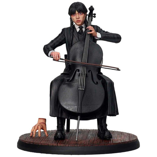 Figura de Miércoles tocando el violonchelo con Cosa