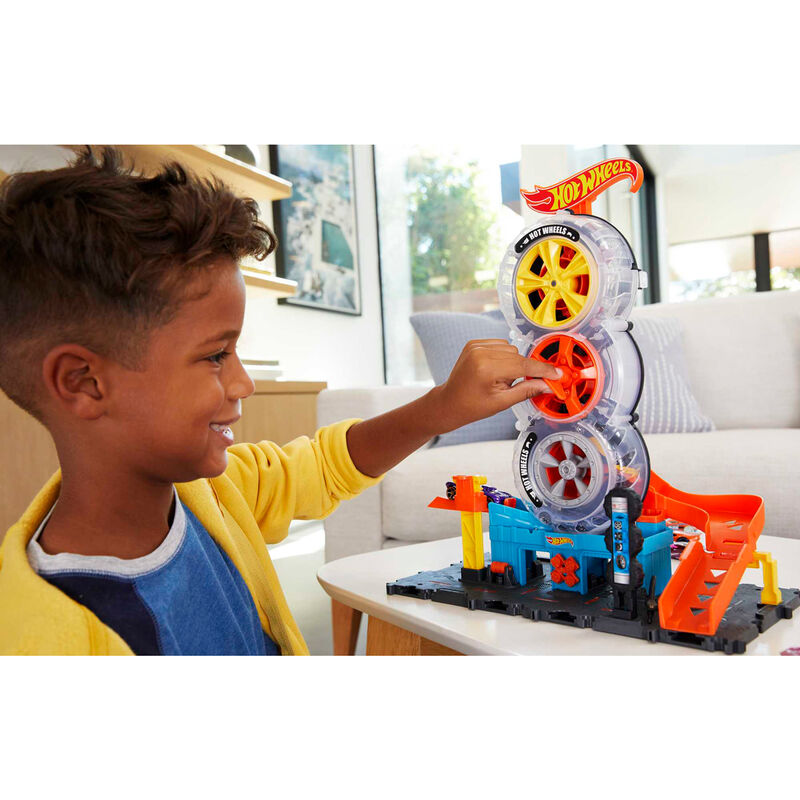 Conjunto Hot Wheels City Super Twist Tire Shop con torre de neumáticos y coche incluido - 3