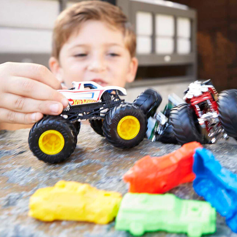 Surtido de coches Monster Trucks Hot Wheels con ruedas gigantes - 2
