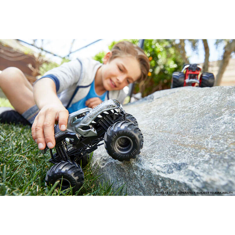 Coche Hot Wheels Monster Trucks a escala 1:24 con ruedas grandes - 10
