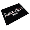 Felpudo negro Attack on Titan con logotipo blanco y rojo